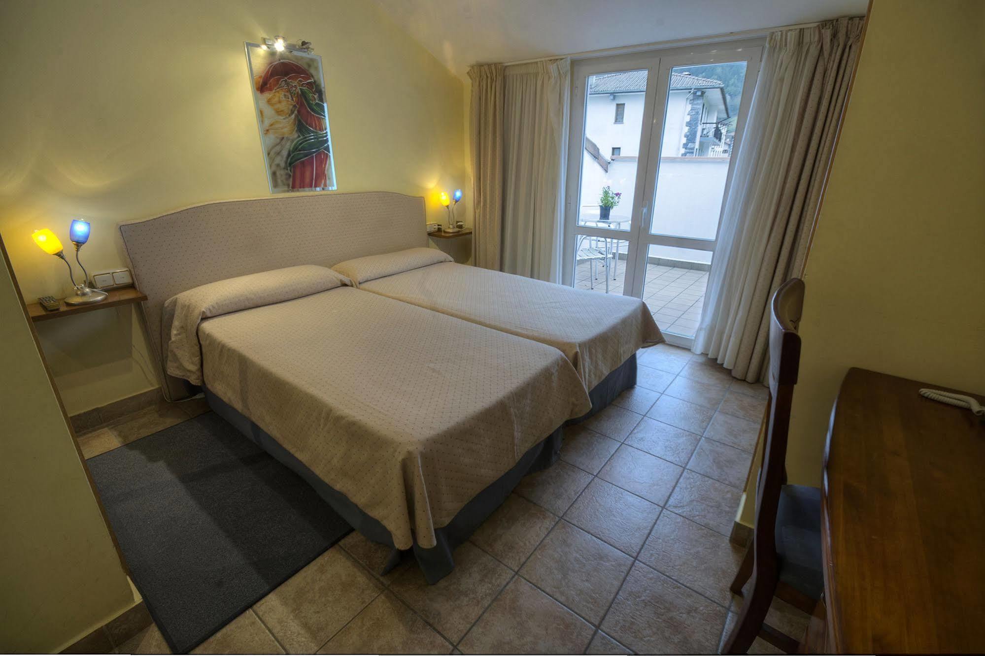 Hostal Jai Alai Leitza  Buitenkant foto